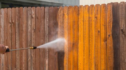 5 façons dentretenir votre clôture en bois et de lui donner un aspect neuf