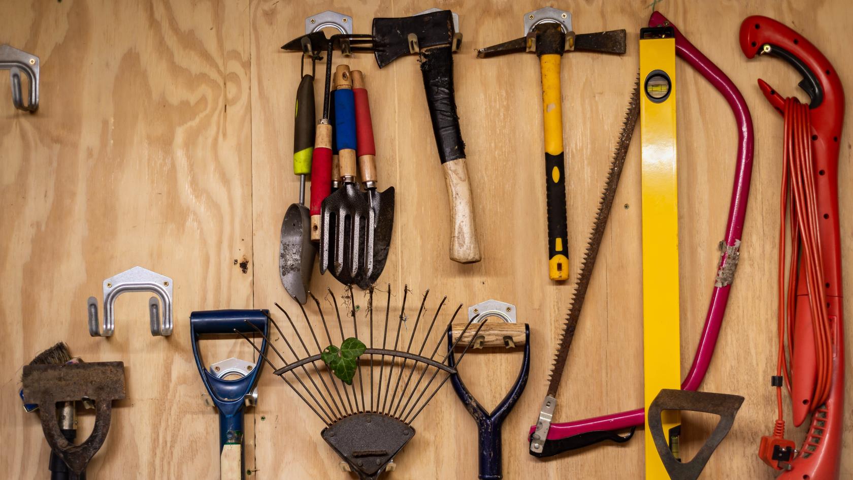 7 maneiras inteligentes de armazenar ferramentas de jardinagem e economizar espaço