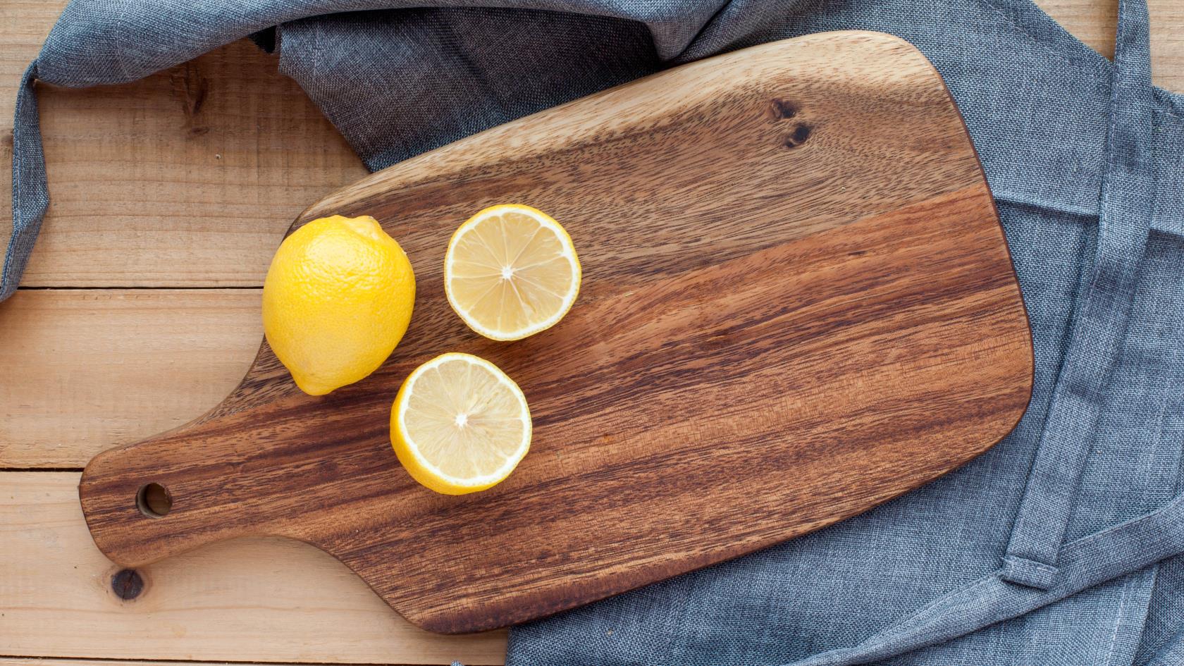 Comment nettoyer une planche à découper en bois et se débarrasser des taches