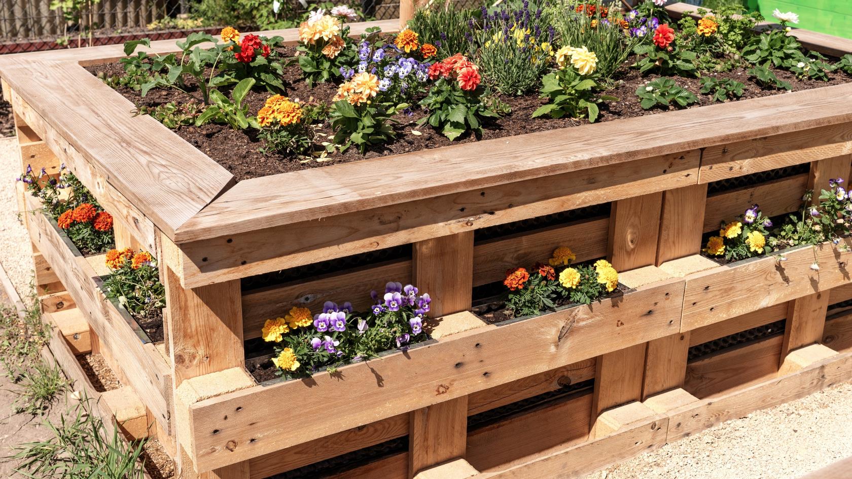 7 façons astucieuses de recycler les palettes en bois dans votre jardin