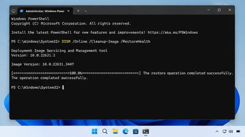 管理者用PowerShellウィンドウに、DISM RestoreHealthコマンドが正常に完了したことを示す表示。
