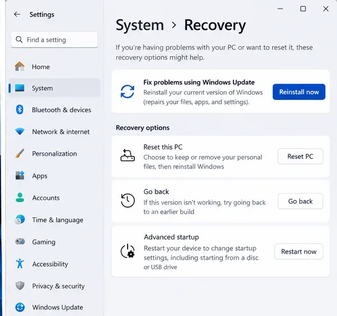 Windows Update を使用した問題の解決と「今すぐ再インストール」ボタンを備えた Windows システム回復設定。
